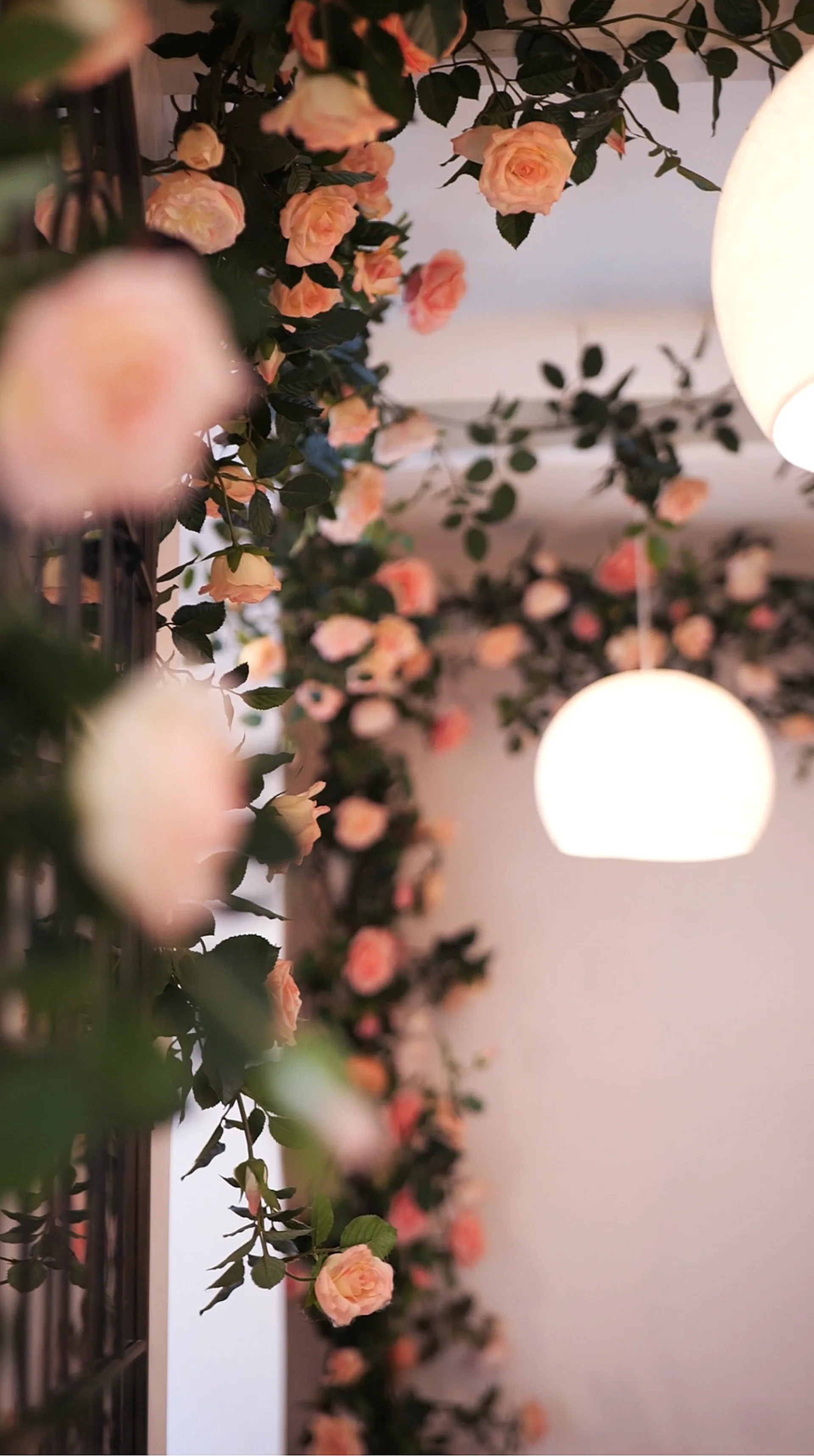Décor floral aux roses du Rosewood Café à Nice