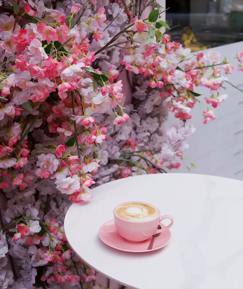 Café Rosewood Nice – toast avocat avec œuf poché sur pain au levain