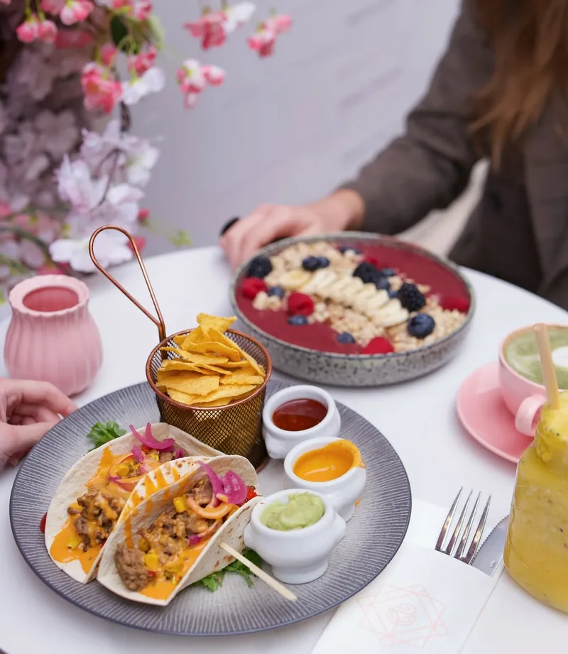 Café Rosewood Nice – smoothie bowl garni de fruits de saison et graines